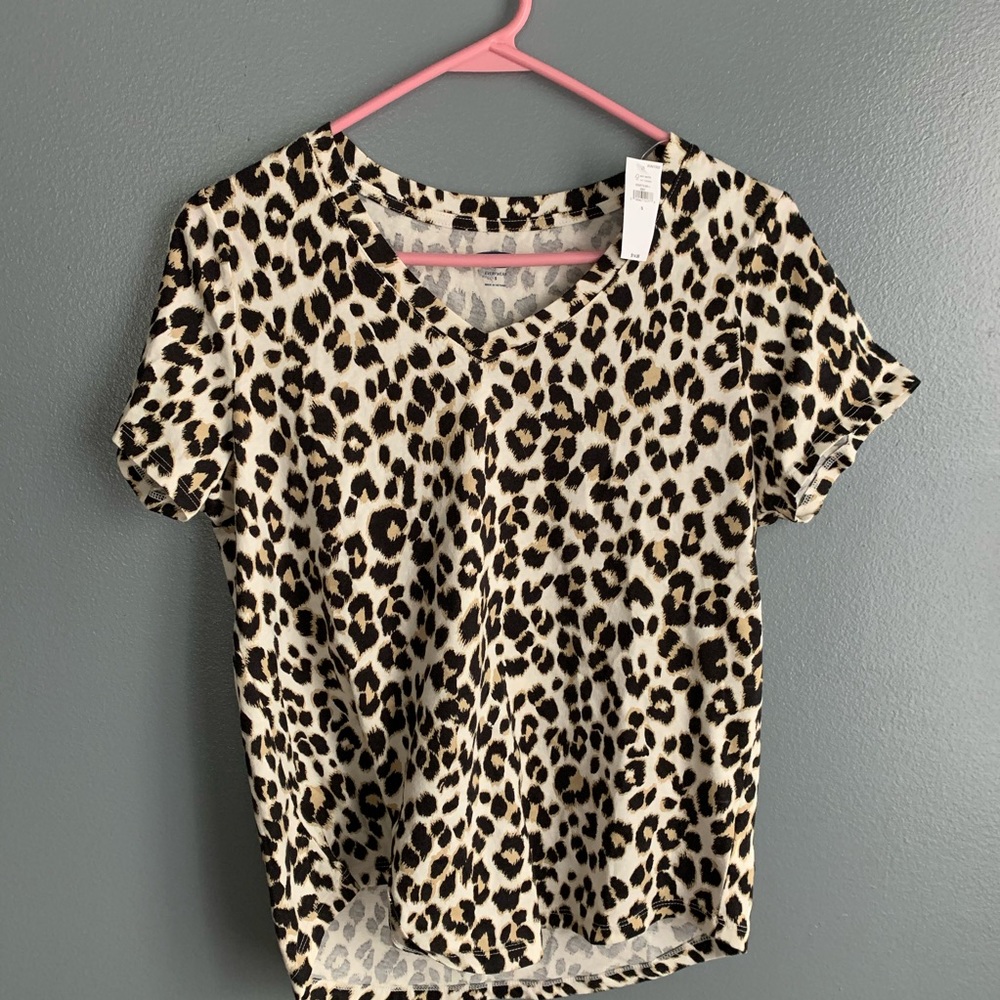 Old Navy leopard print everyday tee